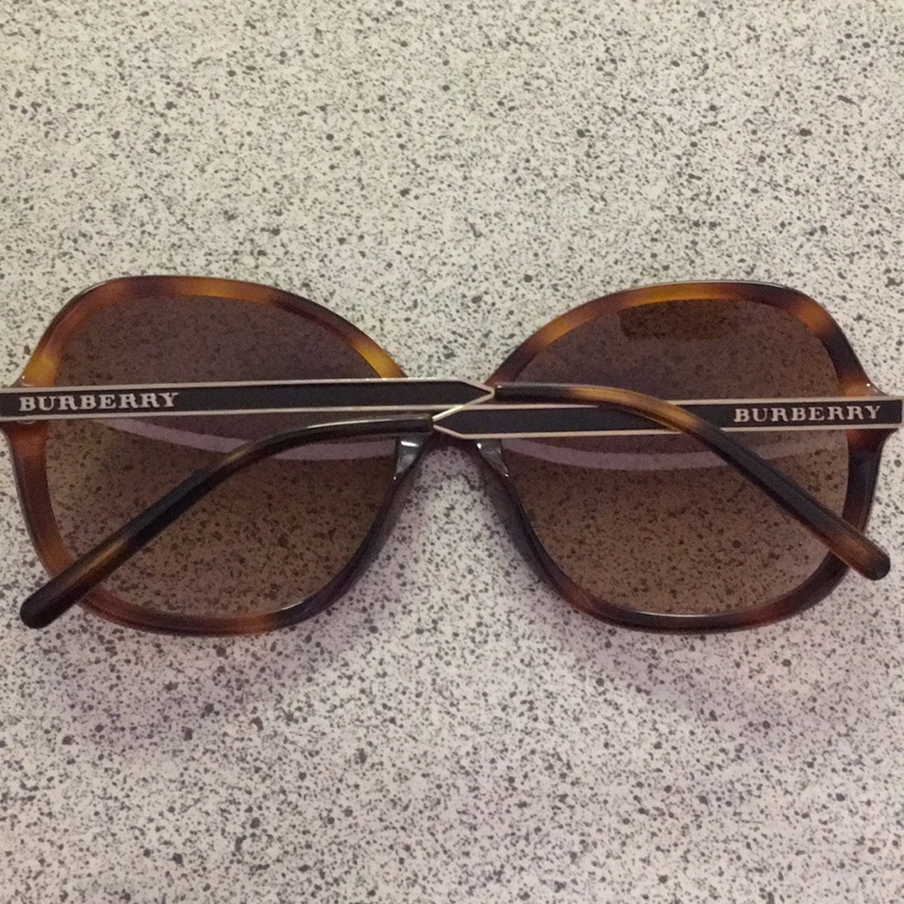 Burberry sunglasses - Picture 4 of 6